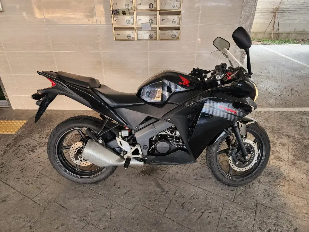 CBR125 검정 17년식 순정상태 판매합니다